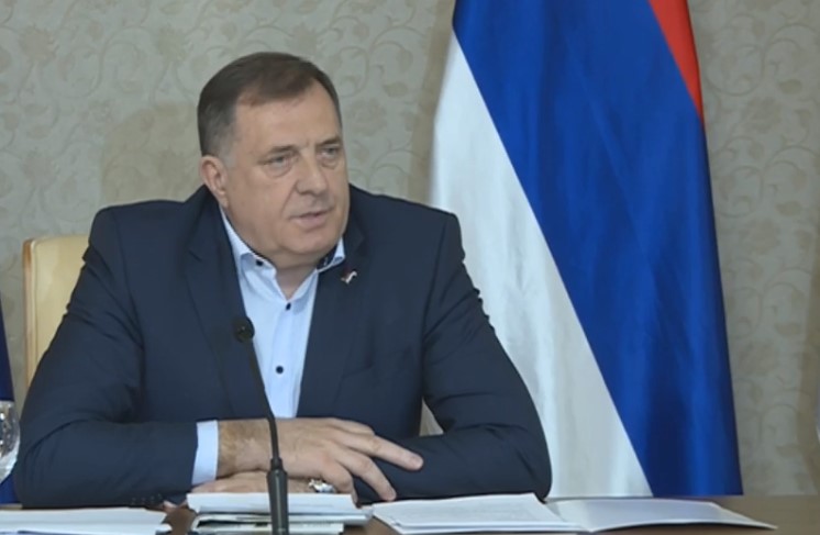 Dodik saslušan u Tužilaštvu zbog spornog kredita kojim je kupio vilu na Dedinju – novinarima srednji prst